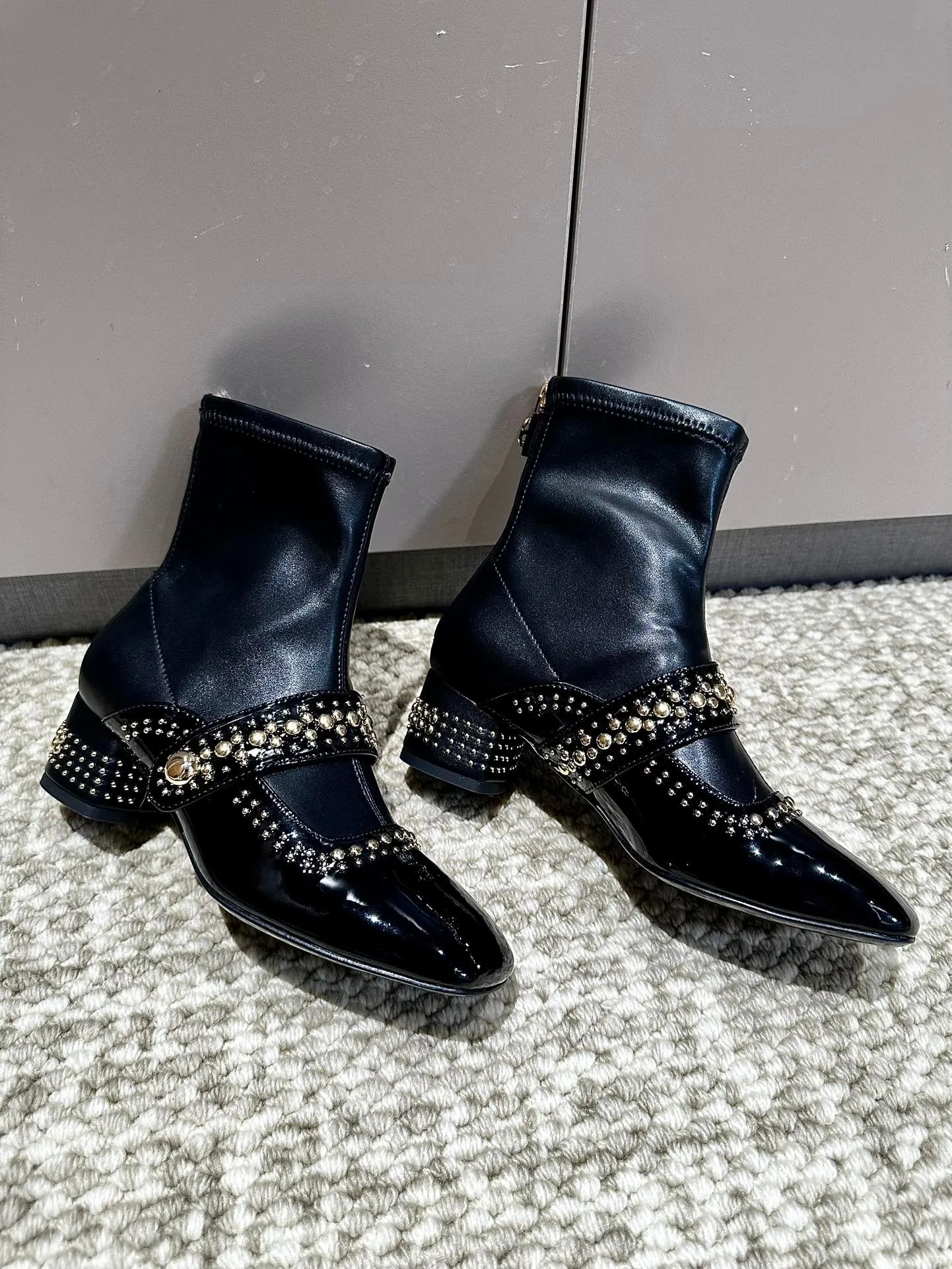 👟👟Ex-factory price 560👟👟 Women's genuine leather outsole, Dior 2024 series new product, this C'est Dior stretch boots show a striking and fashionable style. Carefully crafted, the rivet decoration on the upper shows style and the details add a touch of elegance. The lightweight two-tone Dior sole offers exceptional comfort and sporty appeal. Can add a stylish touch to any casual look. 35-40